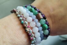 Des bracelets en pierres minérales pour le bien-être.
