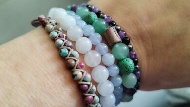 Des bracelets en pierres minérales pour le bien-être.