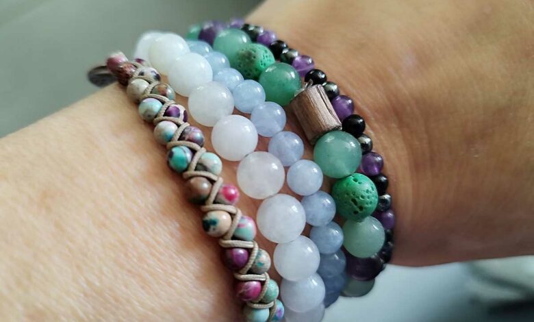 Des bracelets en pierres minérales pour le bien-être.