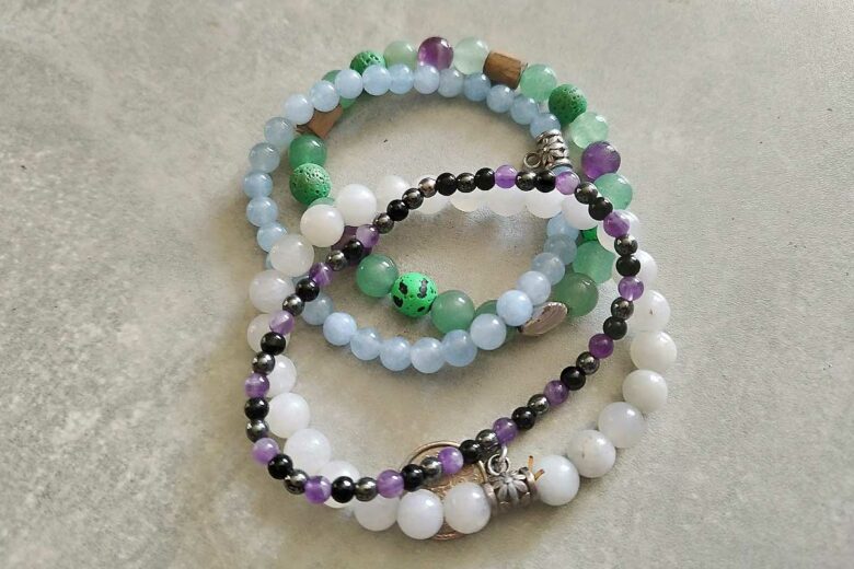Des bracelets en pierre pour les personnes croyant aux pouvoirs des pierres.