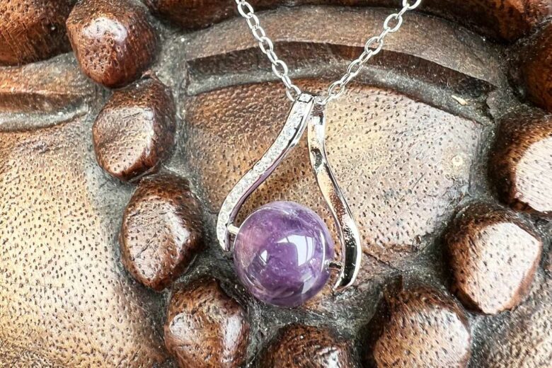 Un pendentif en améthyste.