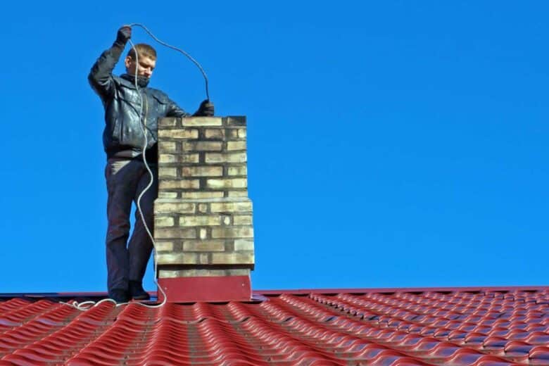 Un ramoneur sur un toit.