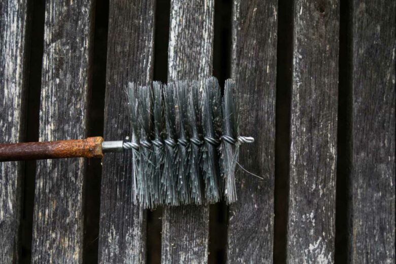 Une brosse métallique pour le ramonage.