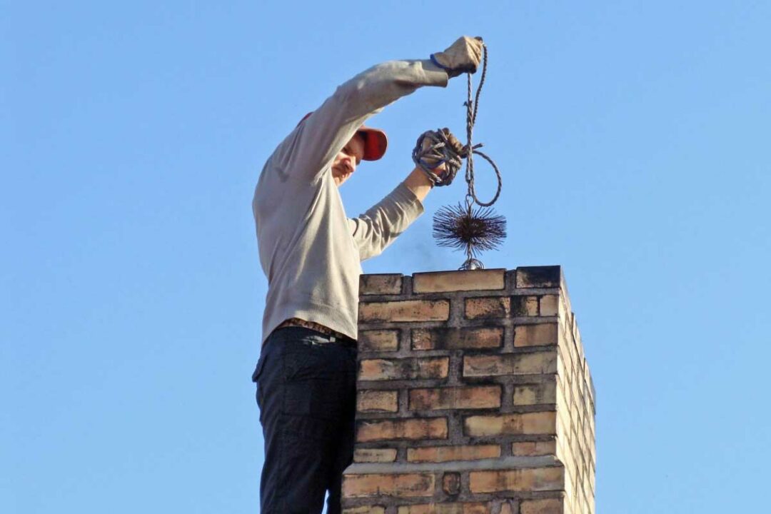 Ramonage d'une cheminée par le haut.