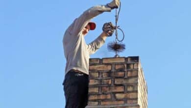 Ramonage d'une cheminée par le haut.