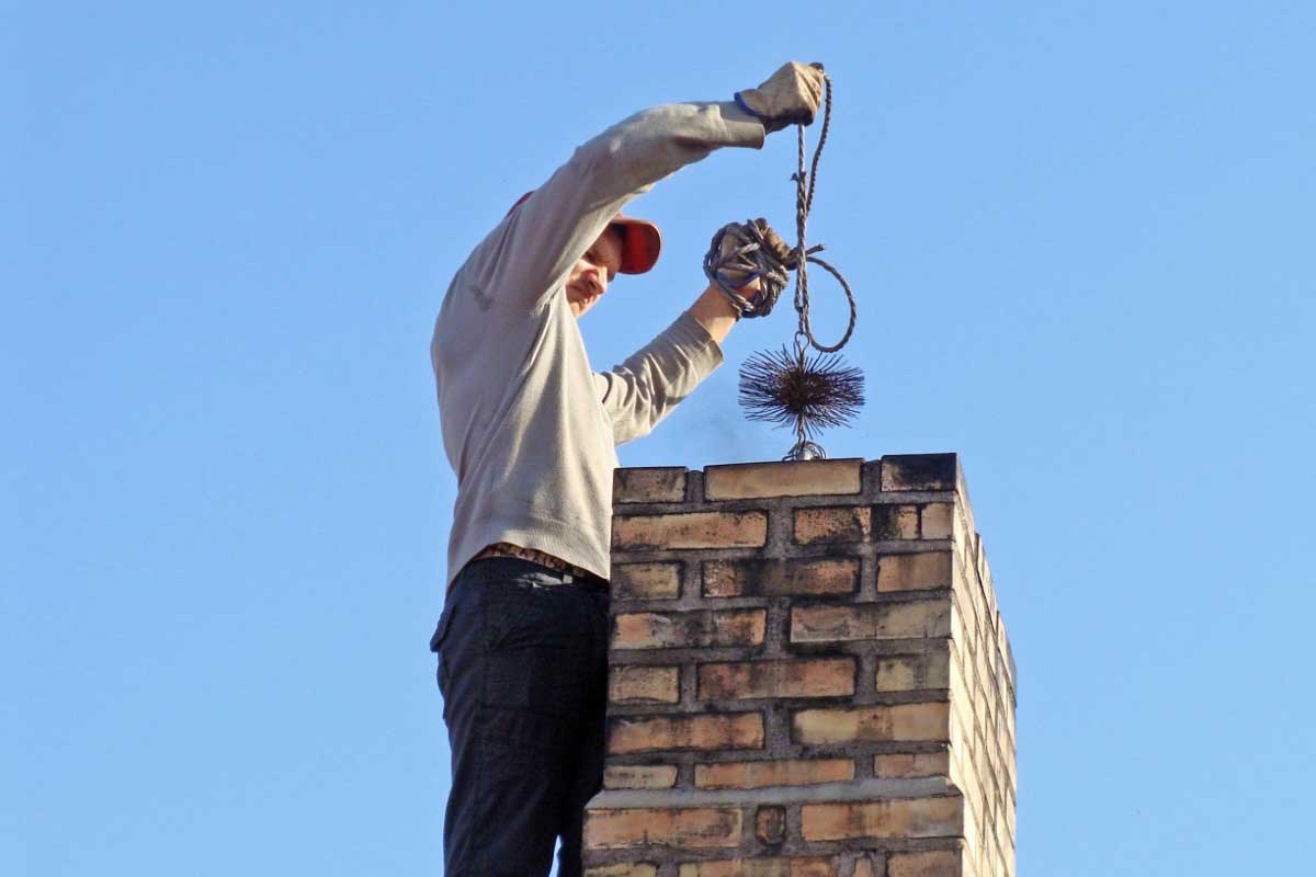 Ramonage d'une cheminée par le haut.