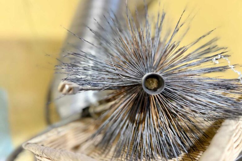 Une brosse métallique appelée hérisson.