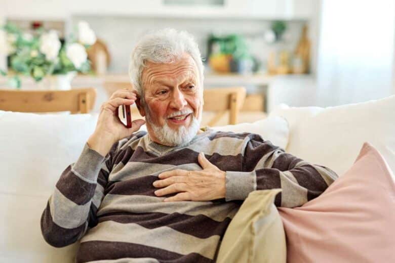 Un retraité au téléphone.