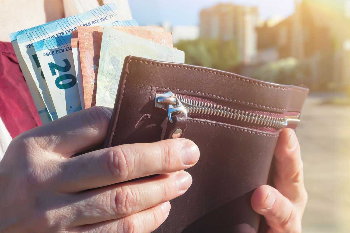 Une personne compte son argent.