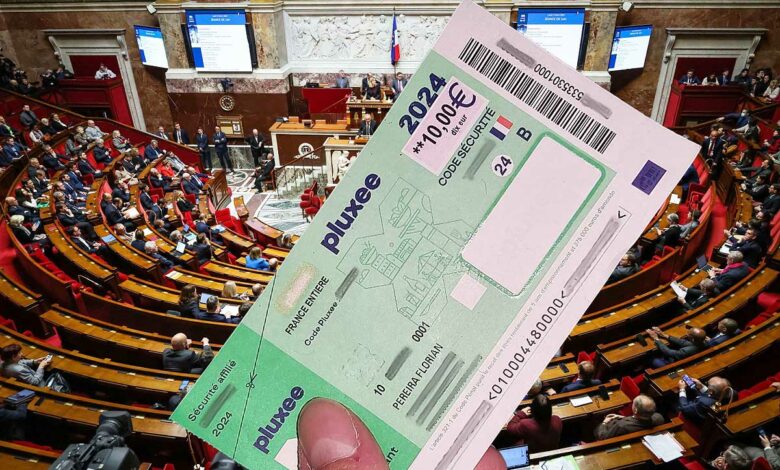 Un ticket restaurant devant l'Assemblée nationale.