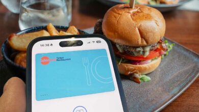 Une personne paie son repas en ticket restaurant.