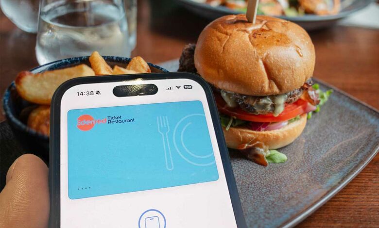 Une personne paie son repas en ticket restaurant.