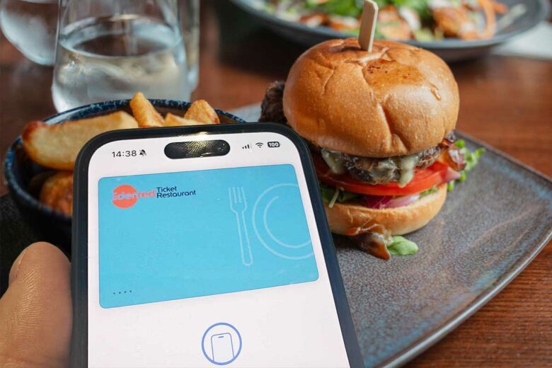 Une personne paie son repas en ticket restaurant.