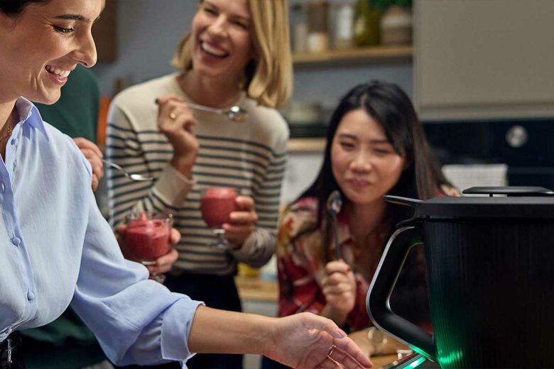 Une conseillère Thermomix lors d'une démonstration à domicile.