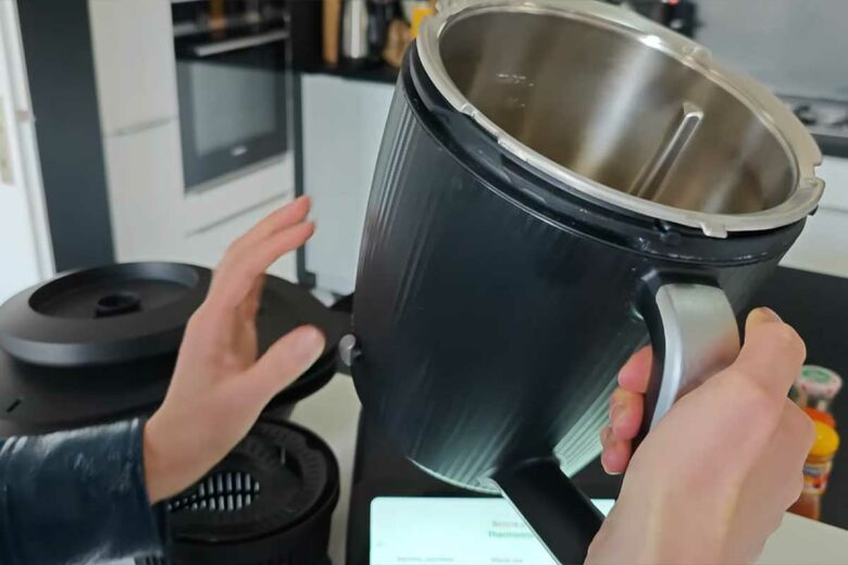 Démonstration d'une conseillère Thermomix à domicile.