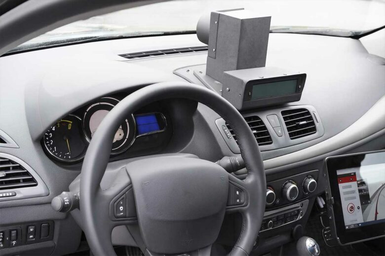 L'intérieur d'une voiture radar banalisée.