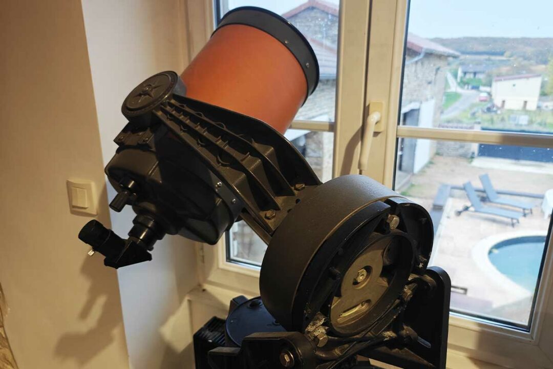 Un télescope celestron.