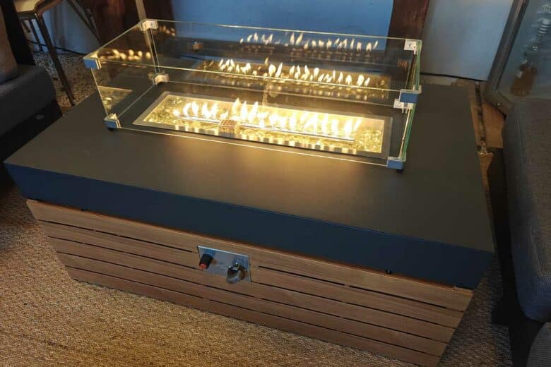 Un brasero qui fait également office de table.