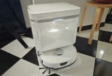 Eureka J15 Max Ultra robot aspirateur laveur avec serpillière et brosse latérale extensible, aspiration 22 000 Pa, station autonettoyante, lavage de serpillière à 80 °C, IntelliView 2.0, anti-emmêlement.