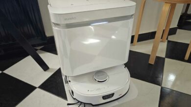 Eureka J15 Max Ultra robot aspirateur laveur avec serpillière et brosse latérale extensible, aspiration 22 000 Pa, station autonettoyante, lavage de serpillière à 80 °C, IntelliView 2.0, anti-emmêlement.