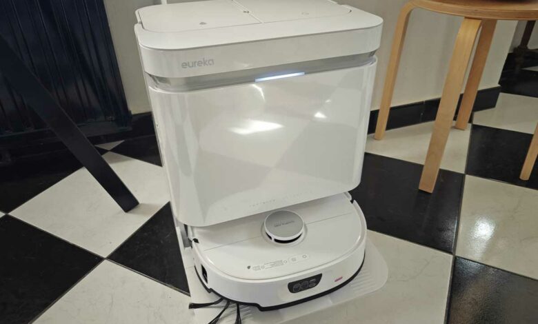 Eureka J15 Max Ultra robot aspirateur laveur avec serpillière et brosse latérale extensible, aspiration 22 000 Pa, station autonettoyante, lavage de serpillière à 80 °C, IntelliView 2.0, anti-emmêlement.