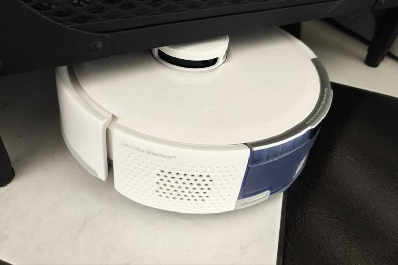 Le robot aspirateur passe même sous les meubles les plus étroits.
