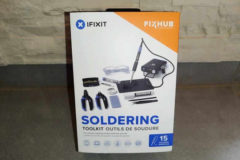 La trousse FixHub d’iFixit fermée et ses notices – compacte, solide et prête à l’emploi.