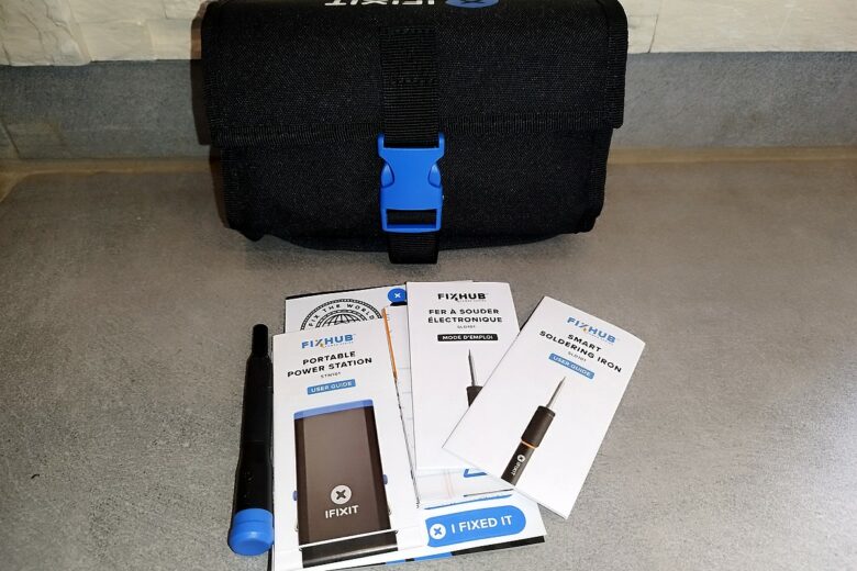 Le kit d’outils de soudure FixHub d’iFixit entièrement déployé : un véritable atelier portatif rangé dans une trousse enroulable.