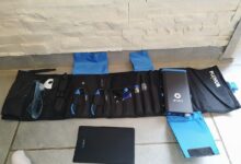 Détail des outils inclus dans le kit FixHub d’iFixit : pinces, câble USB-C et accessoires bien organisés.