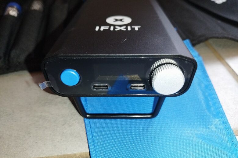 Vue rapprochée de la station FixHub d’iFixit : commandes simples et ports USB-C pour brancher le fer à souder.