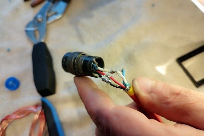 Travail de réparation réalisé avec le kit d’outils de soudure FixHub d’iFixit : ressoudage précis de fils électriques abîmés.