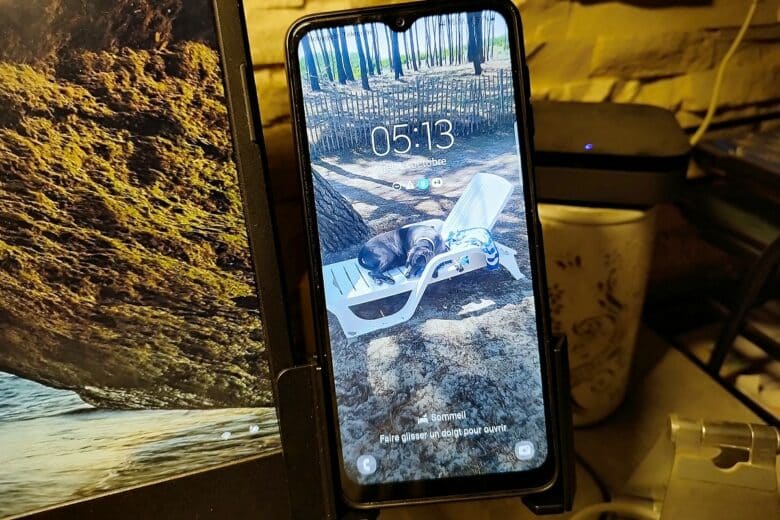 Avec PhoneSide One, placez votre smartphone à hauteur des yeux en un geste.