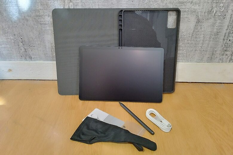 Contenu complet du coffret de la tablette HUION Kamvas Slate 11, avec son stylet H-Pencil, sa housse rigide et ses accessoires.