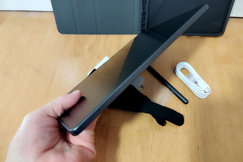 La tablette HUION Kamvas Slate 11 dévoile son design fin et élégant, facile à prendre en main.