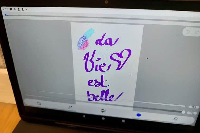Exemple d’écriture fluide sur la tablette HUION Kamvas Slate 11, avec un rendu naturel et expressif.