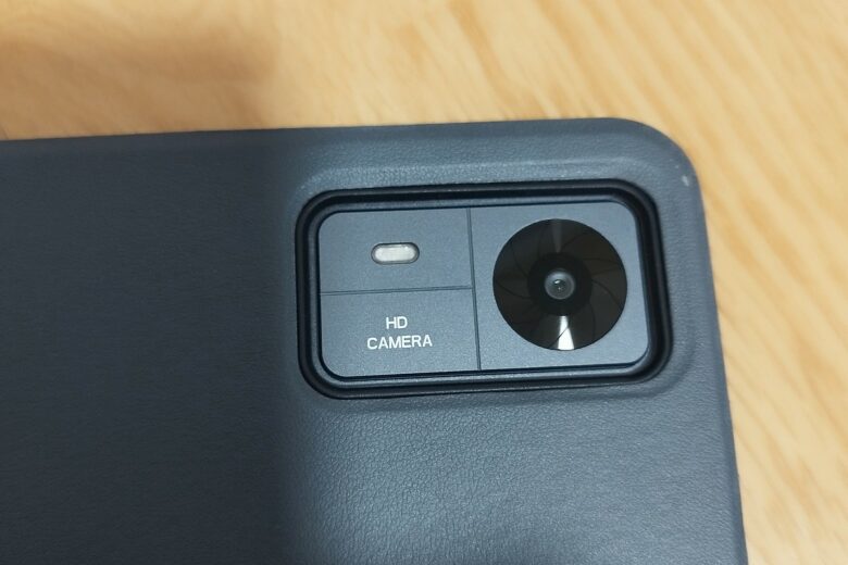Zoom sur l’appareil photo arrière de la tablette HUION Kamvas Slate 11, pratique pour capturer vos inspirations.