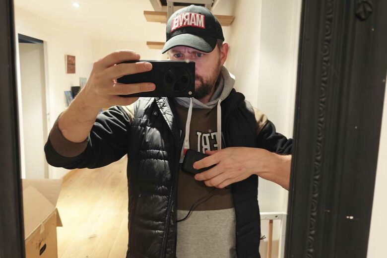 Porter une veste chauffante chez soi permet de diminuer le thermostat.