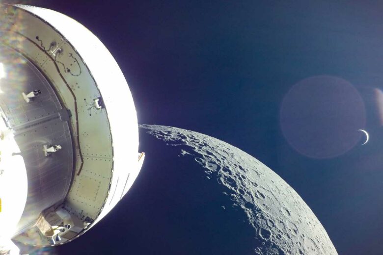 Un objet spatial proche de la Lune.