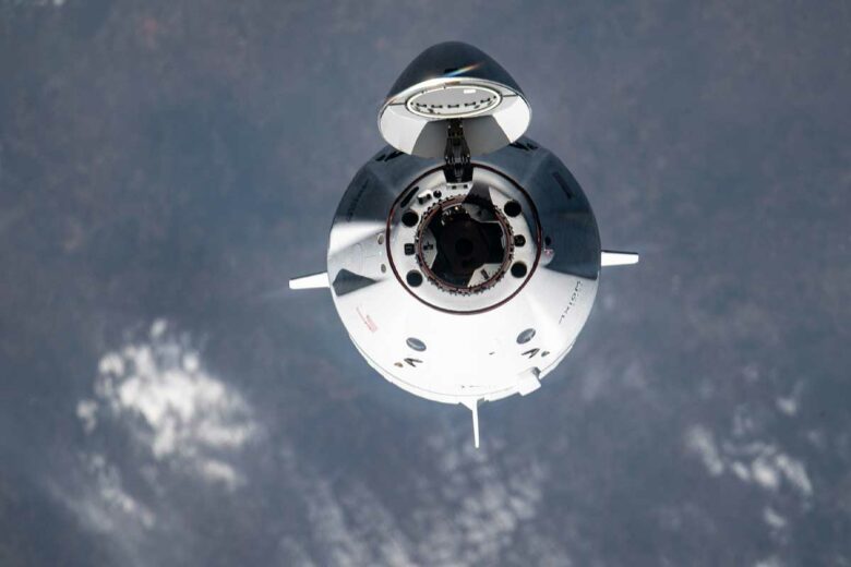 Une capsule en approche de la Station spatiale internationale.