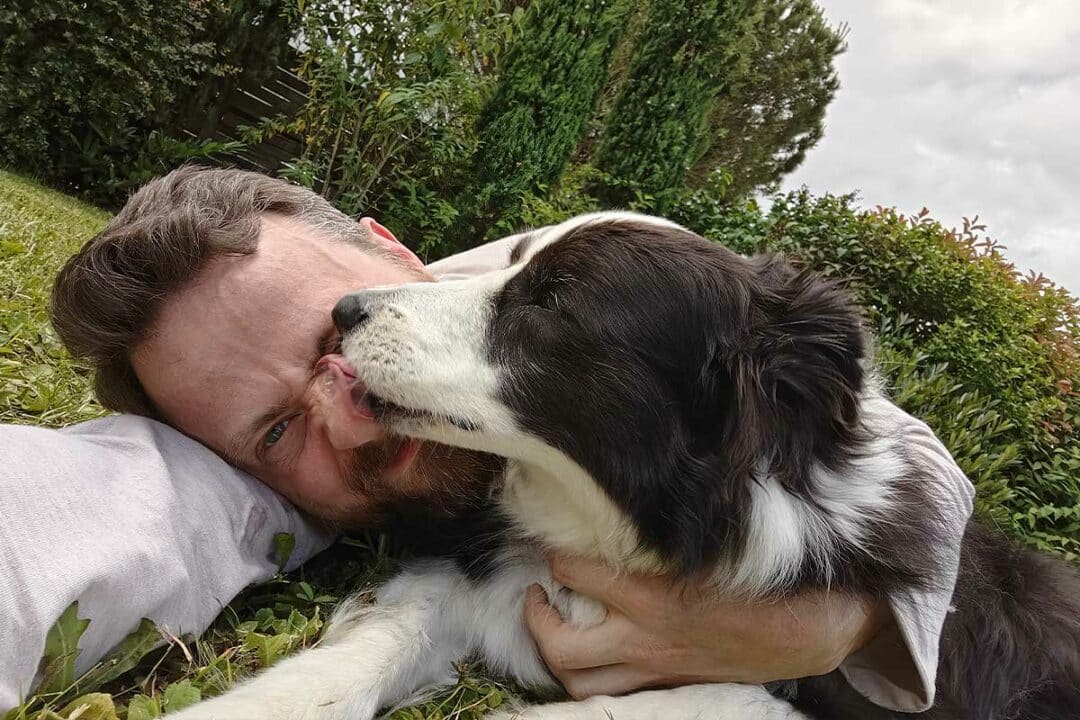 Un homme et son chien.