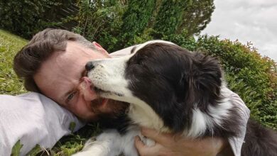 Un homme et son chien.