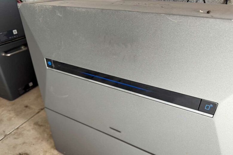 Une batterie résidentielle en gros plan.