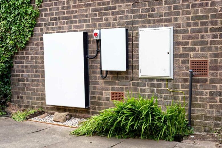 Une batterie domestique installée sur un mur.