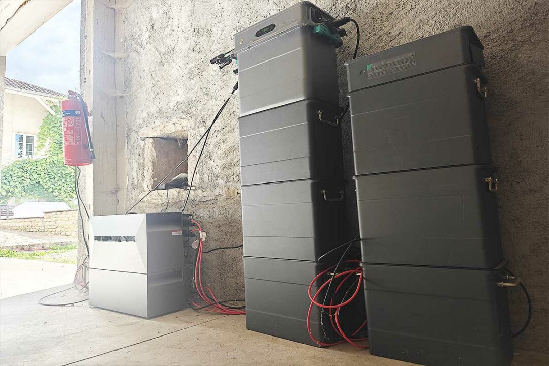 Des batteries domestiques dans un bâtiment.