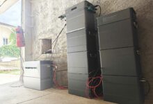 Des batteries domestiques dans un bâtiment.