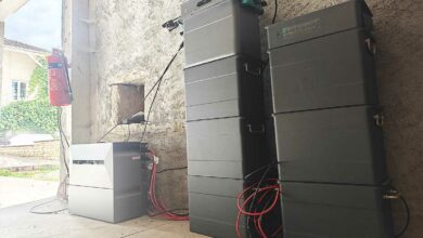 Des batteries domestiques dans un bâtiment.