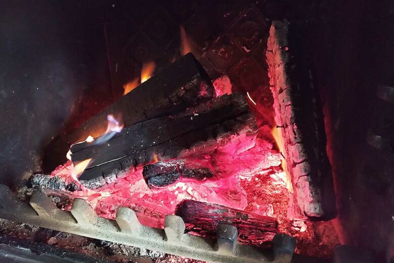 Un feu de cheminée.