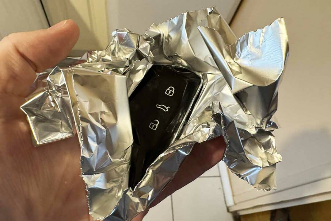 Une clé de voiture dans du papier aluminium.