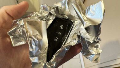 Une clé de voiture dans du papier aluminium.