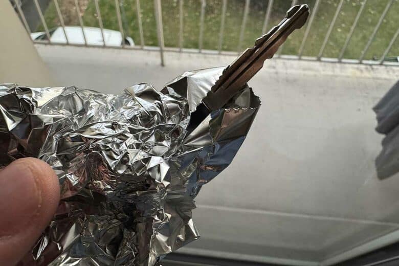 Une clé de voiture emballée dans de l'aluminium.